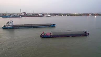 4k航拍南京长江江面货轮船运视频的预览图